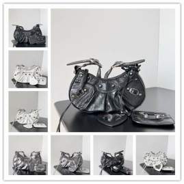 Picture of Balenciaga Handbags _SKUfw241227057fw